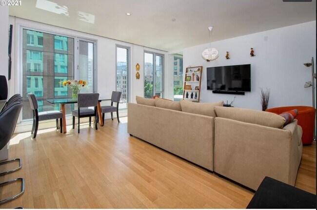 gracious urban living - 937 NW Glisan St Condo Unit 435