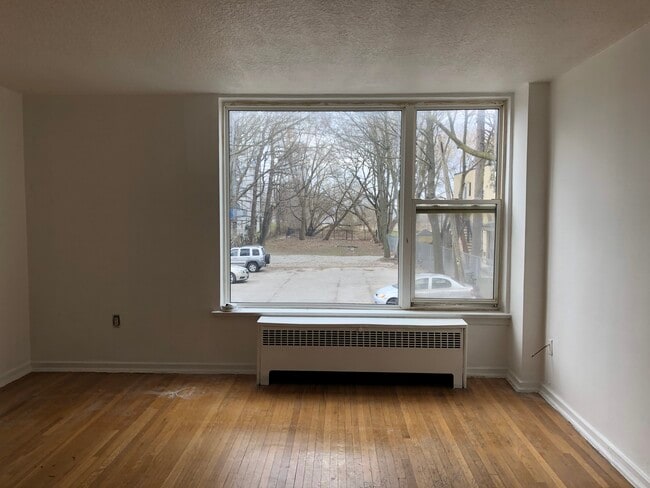 Building Photo - Large One Bedroom - Lake Ontario View Unit 14
