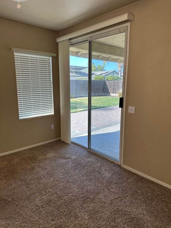 861 Woodridge Cir