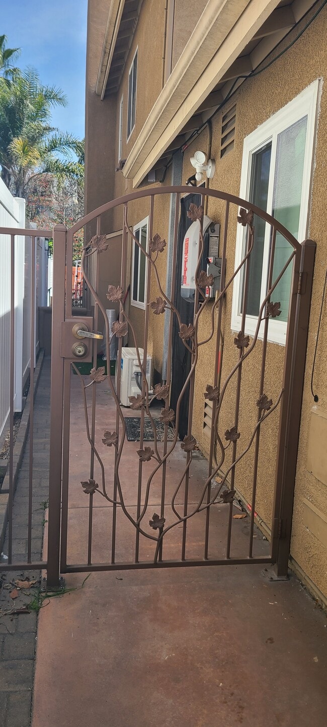 Building Photo - 761 Diamond Dr