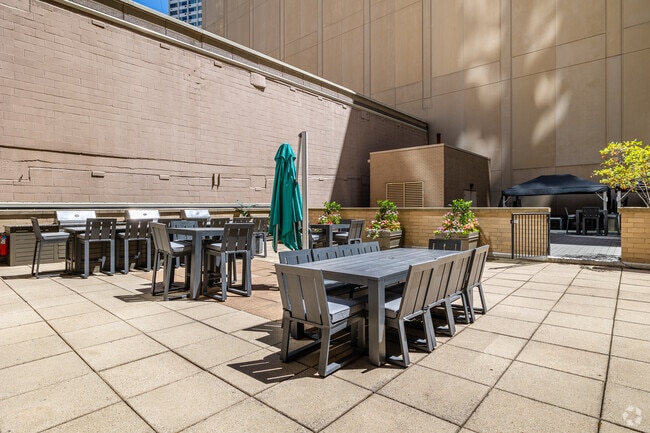 Terraza al aire libre - 420 E Ohio