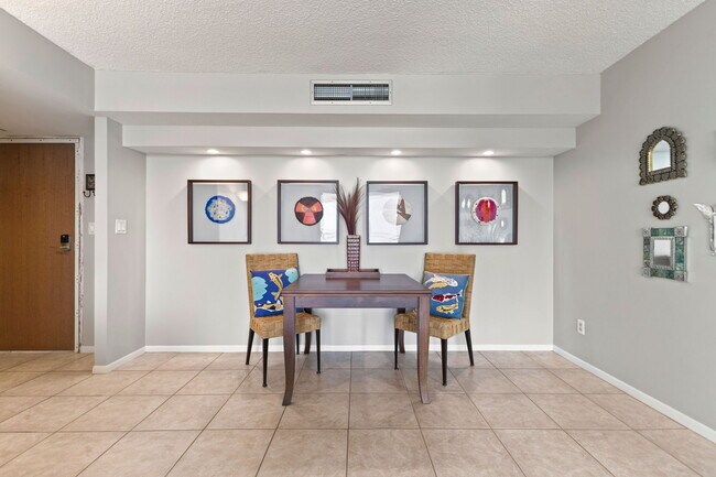 Dining area - 1111 N Gulfstream Ave Unit One Watergate