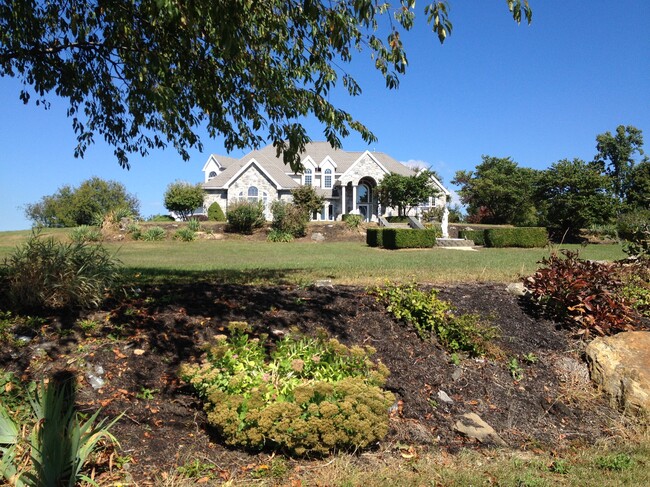 Beautiful Mansion in the country - 6245 Iron Bridges Rd House