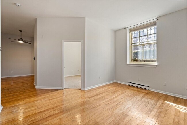 Building Photo - 350 W Fourth St Unit 105 Rental