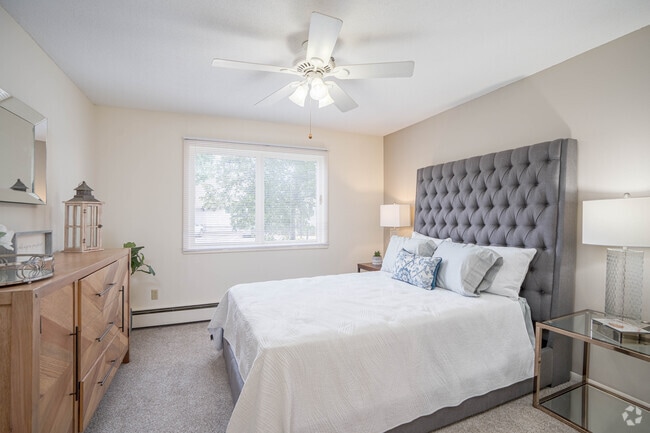 Classic 1BR,1BA - 700SF - Bedroom