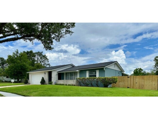3 bedroom 2 bath Longwood home with lawn s... - 3 bedroom 2 bath Longwood home with lawn s...