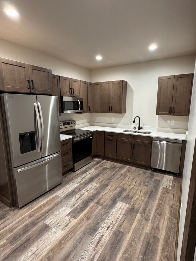 Photo - 423 Poppy St