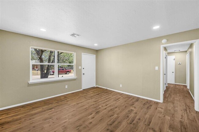 Photo - 703 SE Sullivan Dr