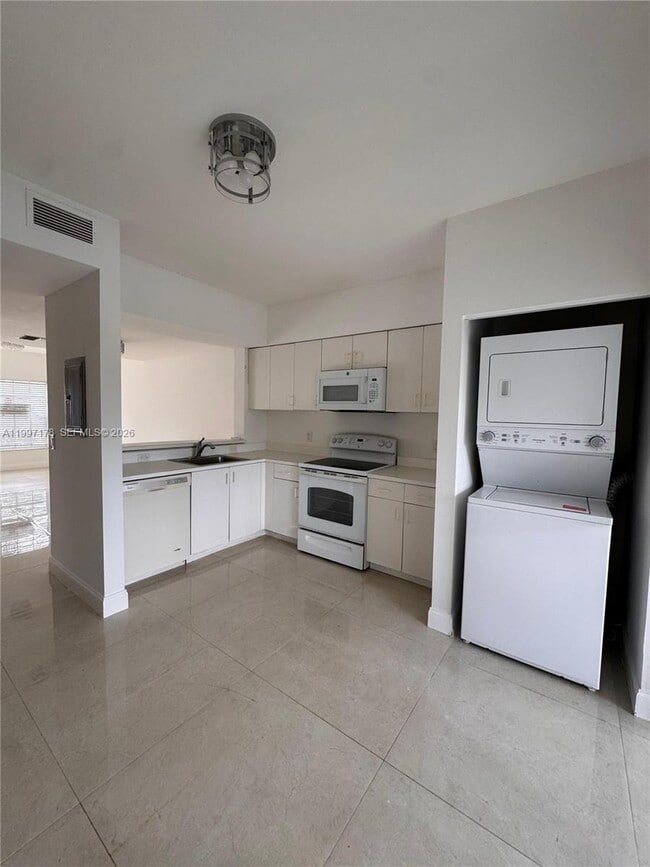 Photo - 16747 Hemingway Dr