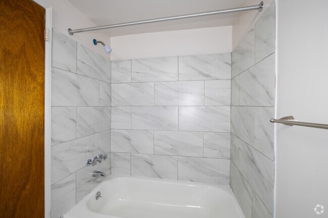 2BR, 1BA - 960SF - Bathroom