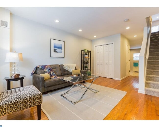 Building Photo - Point Breeze Townhome