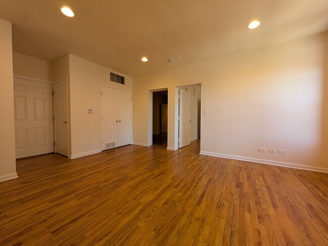 Photo - 914 W Dakin St Unit 306