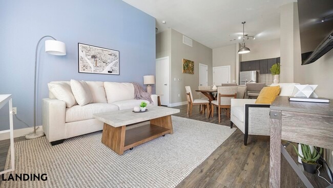 Photo - 1000 S Broadway Unidad 111