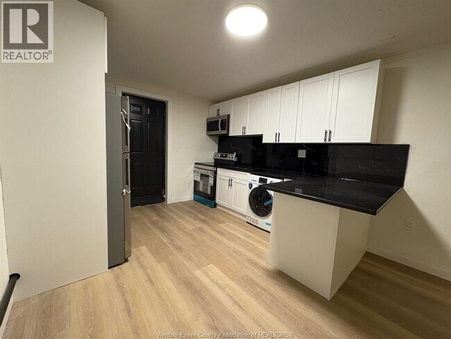 Photo - 1374 Wyandotte St E