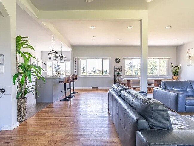 Photo - Spacious 8-Bedroom and 4 bathroom House – ...