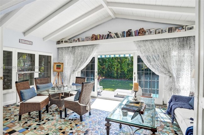 Photo - 940 Hollywood Blvd