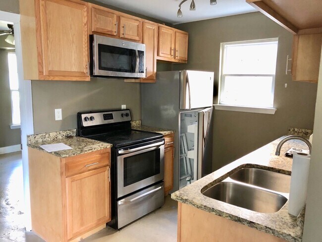 Photo - 4 Bedroom 2.5 Bath House in North Central - Downtown Charleston