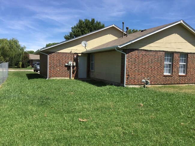 Building Photo - Remodeled 4 bedroom, 2 bath - Moore Schools