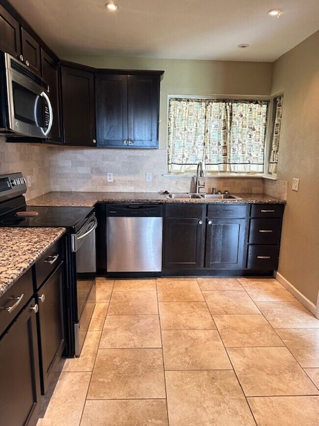 Photo - 817 E Carroll Ln