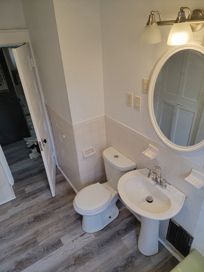 Photo - 110 S Burritt St Unit 1 floor