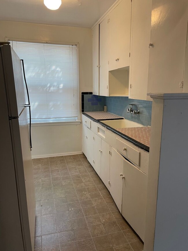 Building Photo - MCD15292 25 Unit 1529 MCDUFF AVE. #2 down Rental