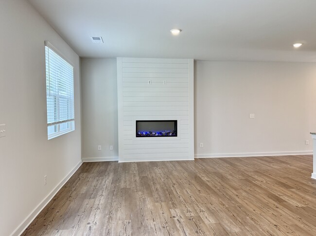 Photo - 1004 Sutherland Ln