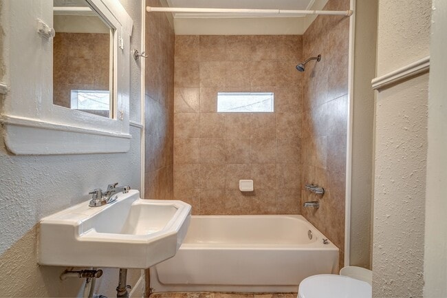 Building Photo - 115 Goldenrod St Unit A