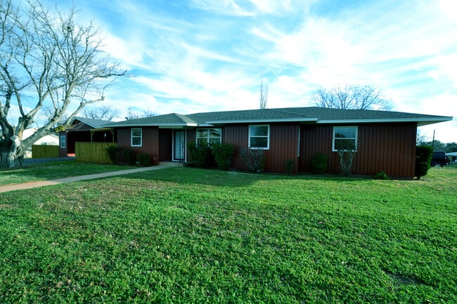 Building Photo - 1502 McCaulley St Rental