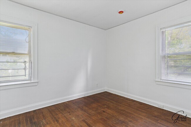 Grant & Main - 10343 Crocuslawn St