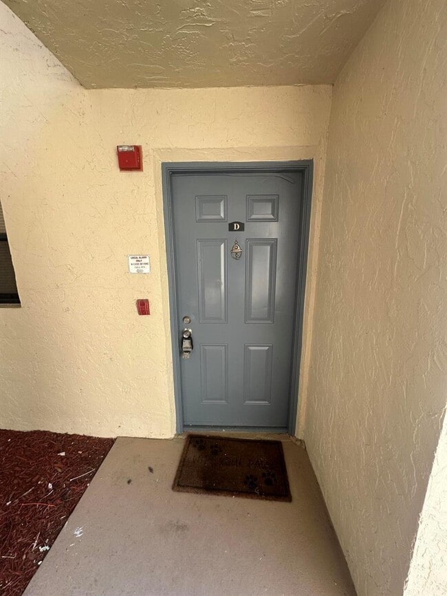 Building Photo - 1475 Lake Crystal Dr Unit D