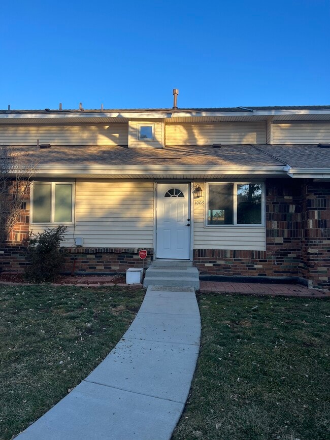 Front - 1008 S Miller St