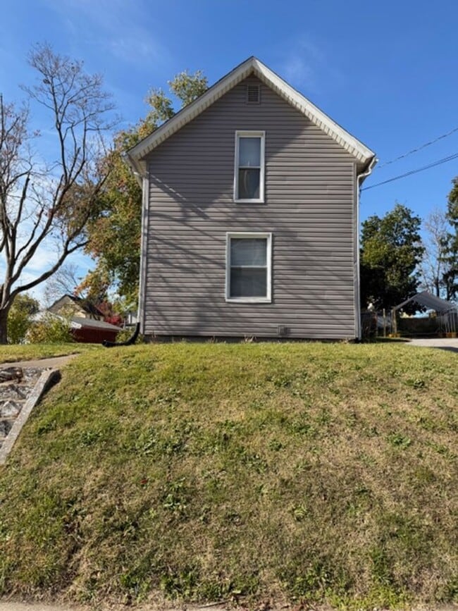 Building Photo - 2 Bedrooms & 1 Bathroom in Barberton (West...