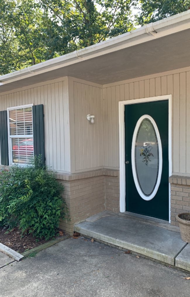 Building Photo - 2 Bed/1 Bath Apartment Unit 2016 Watts Rd. Apt F