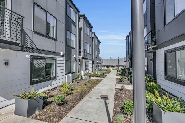 Photo - Modern and Spacious Lynnwood Townhouse