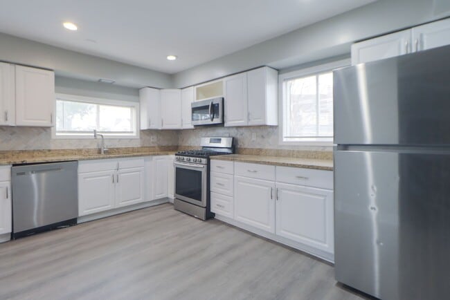 Photo - Spacious 3 Bedroom Sunnyside Duplex