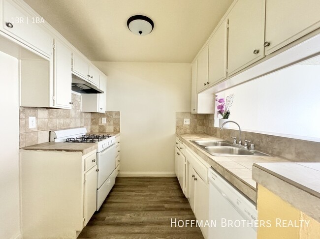 Photo - 9233 Van Nuys Blvd Unidad 209
