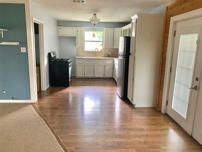 Building Photo - 306 Cres View St