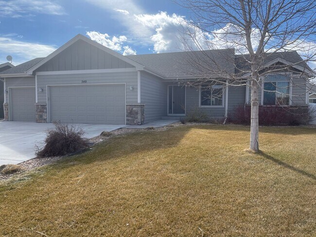 3 Bedroom 2 Bath 3 Car Garage Home - 3 Bedroom 2 Bath 3 Car Garage Home