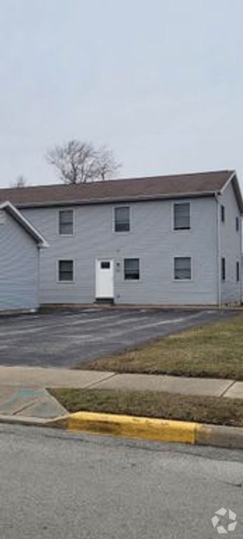 Building Photo - Three Bedroom One Bath Townhouse Near BGSU