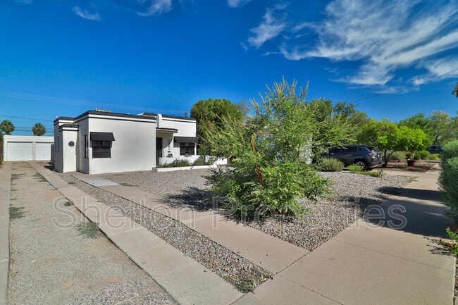 Building Photo - 1802 N Laurel Ave