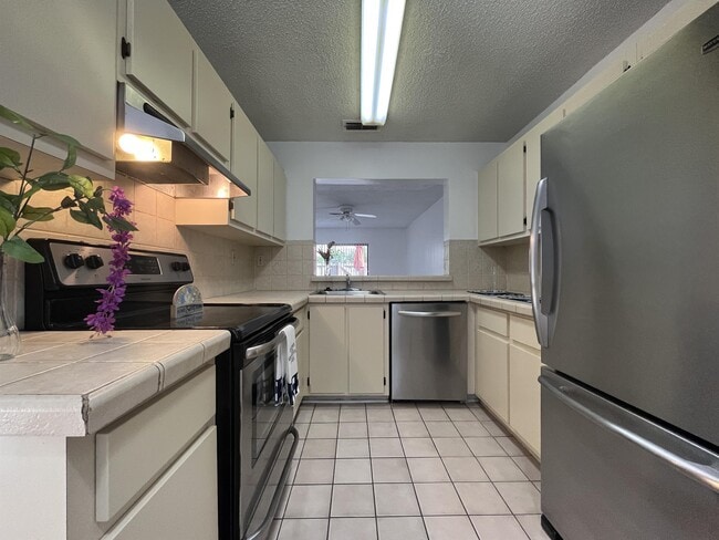 Building Photo - 407 Palm Cir E