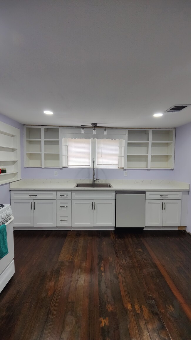 Kitchen. Remodeled - 115 Amundsen St House