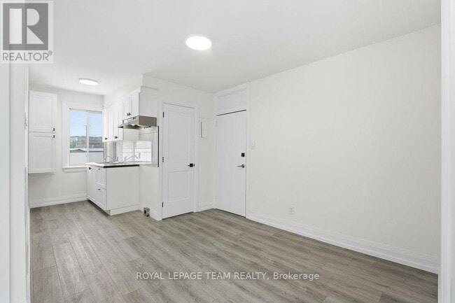 Photo - 874 Clyde Ave N Unité 1