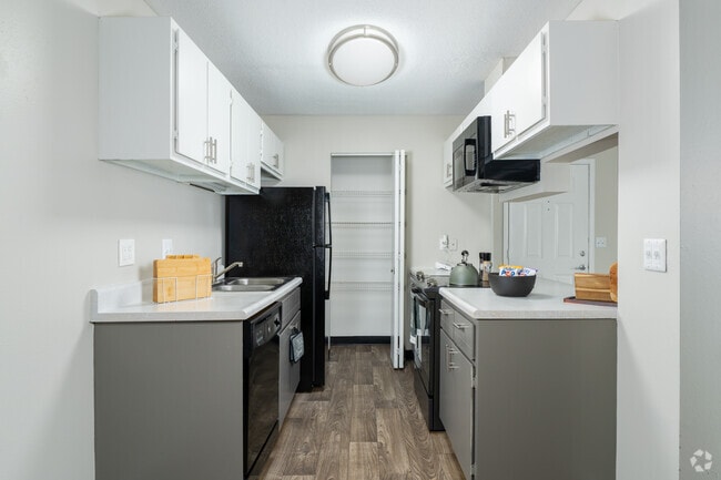 2BR, 2BA - 1,066SF - Kitchen