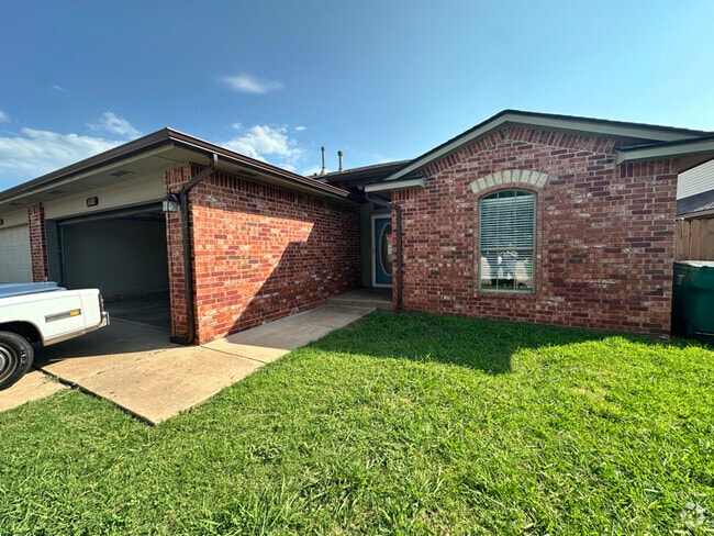 Building Photo - 2614 Silvertree Dr Rental