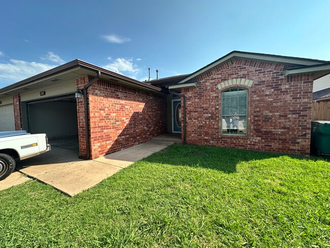 Photo - 2614 Silvertree Dr House