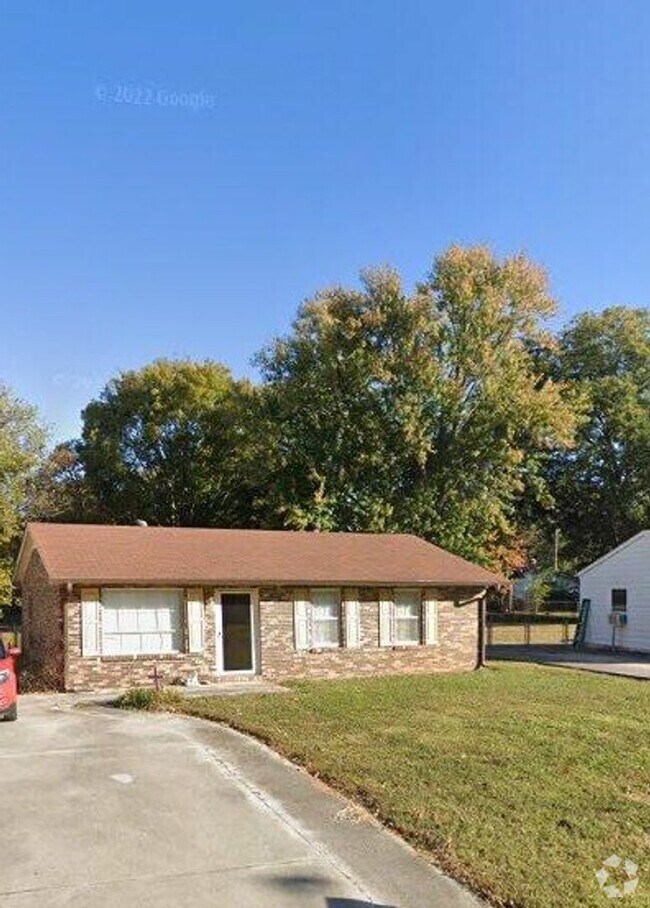 Building Photo - Coming Soon! Charming brick home near Mont...