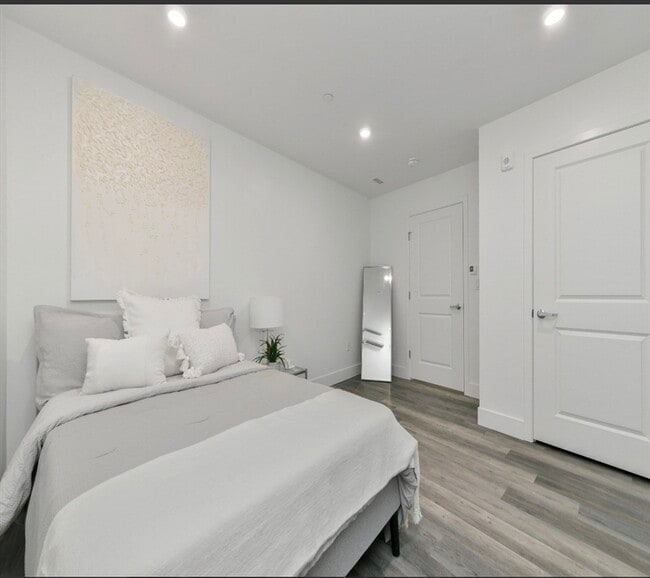 Building Photo - 585 Essex St Unit 709