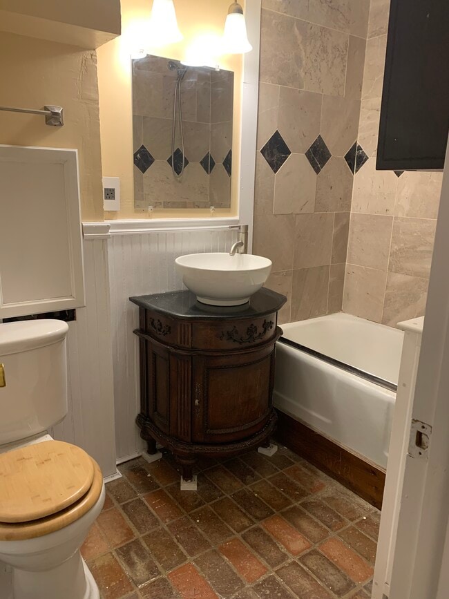 Photo - 655 Kilmer St