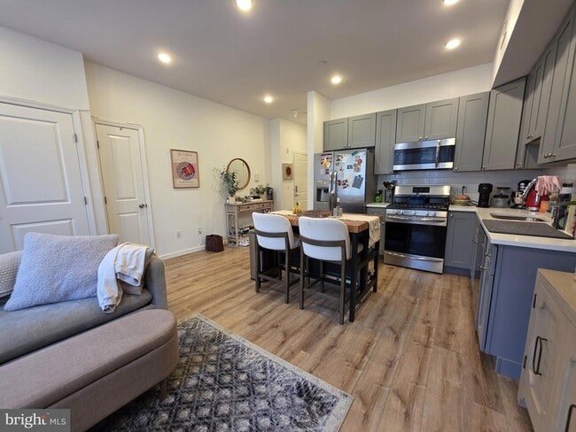Building Photo - 742 S 4th St Unit 2F